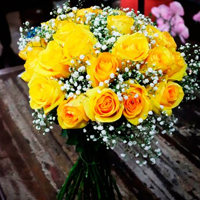 Buquê de 30 Rosas Amarelas com Gypsophila