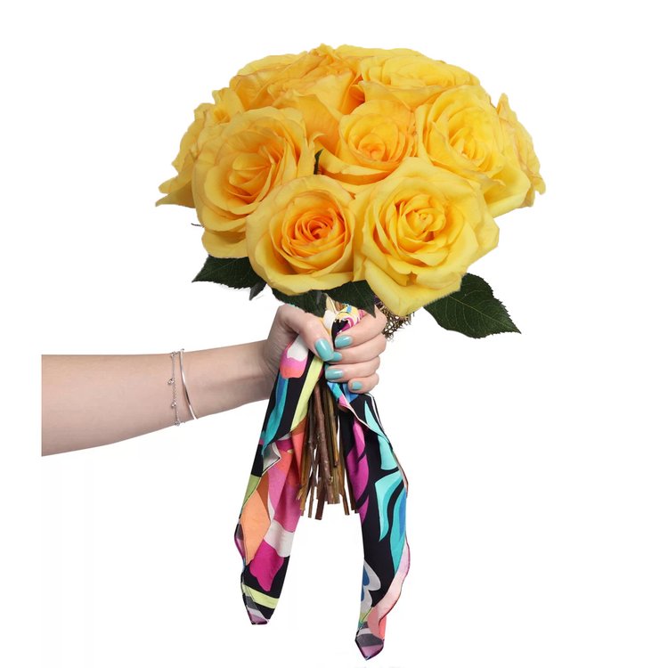 Buquê Fashion de 12 Rosas Amarelas com lenço