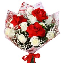 Buquê Love de Rosas Brancas e Vermelhas