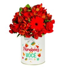 Delicadas Rosas Vermelhas e Astromélias no Box Aniversário