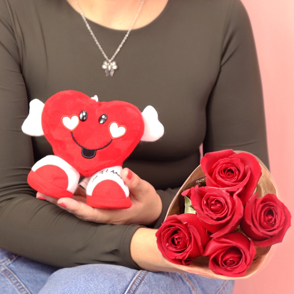 Pelúcia com Botinha e Buquê Partitura de Rosas Vermelhas