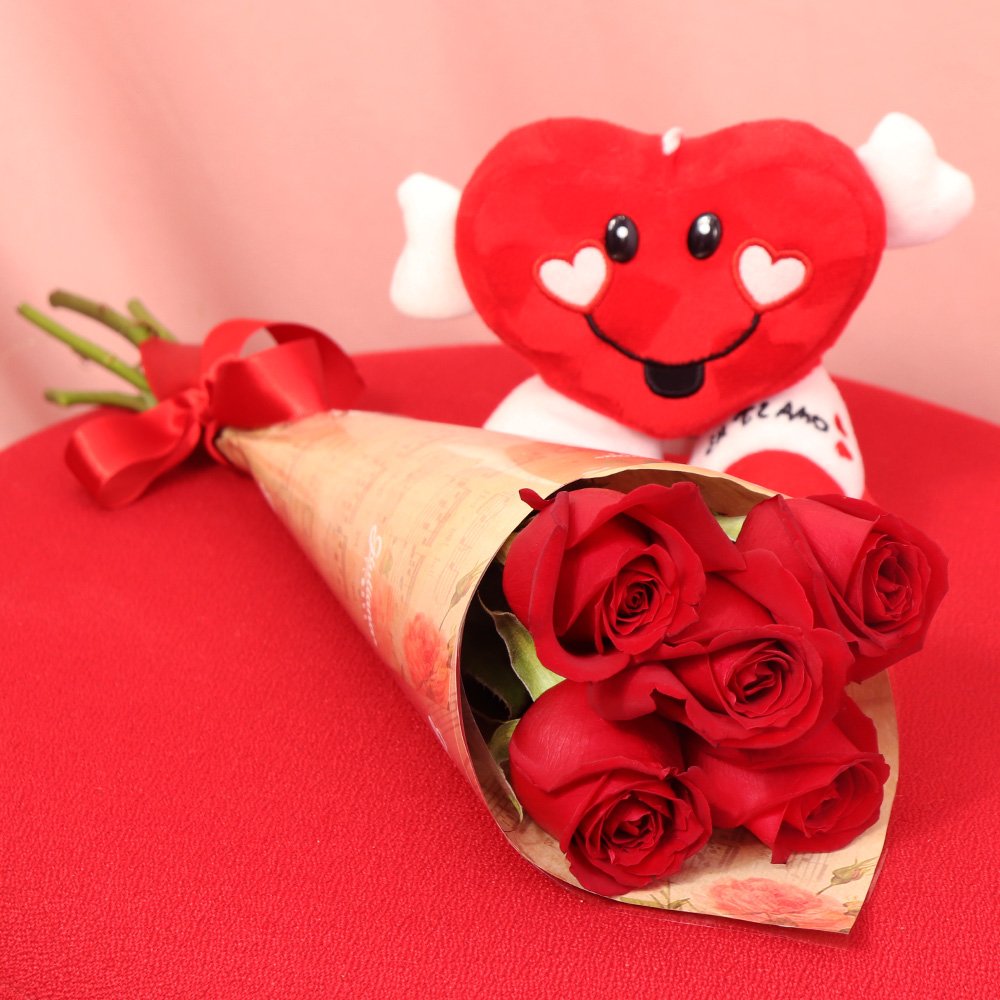 Pelúcia com Botinha e Buquê Partitura de Rosas Vermelhas
