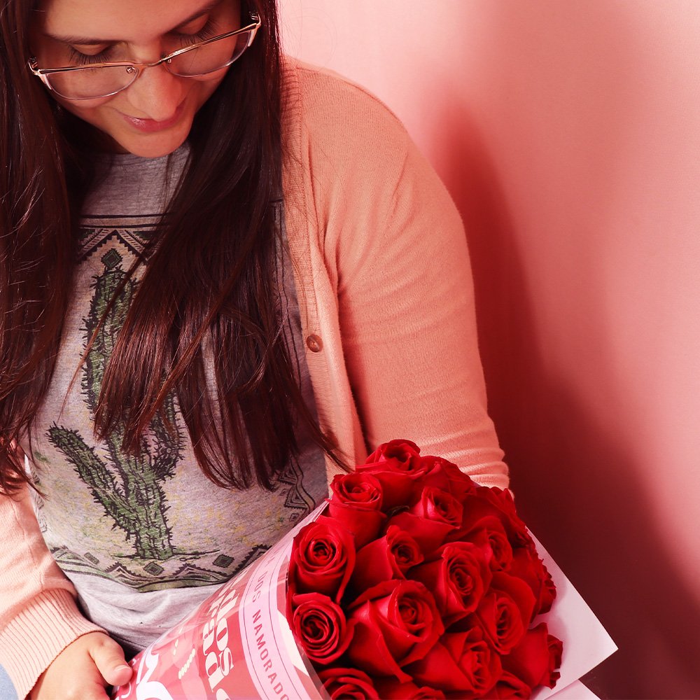 Buquê de 20 Rosas Vermelhas Namorados