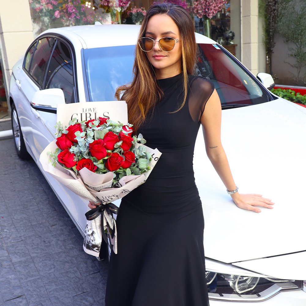 Buquê de Rosas Vermelhas - Amor no Jornal