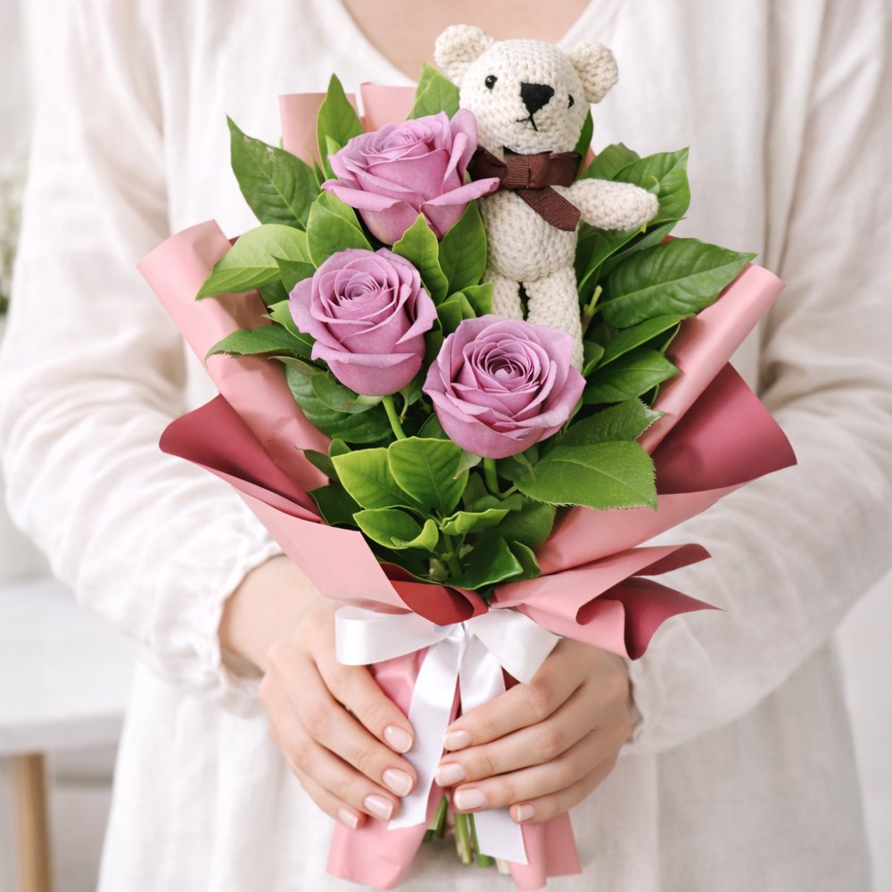 Buquê Trio de Rosas Lilás com Urso Chaveirinho