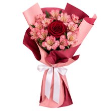 Buquê de Astromélias Cor de Rosa e Rosa Vermelha - Serenata
