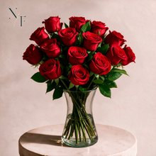 Arranjo Serenidade com 12 Rosas Vermelhas