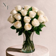 Arranjo Serenidade com 12 Rosas Brancas