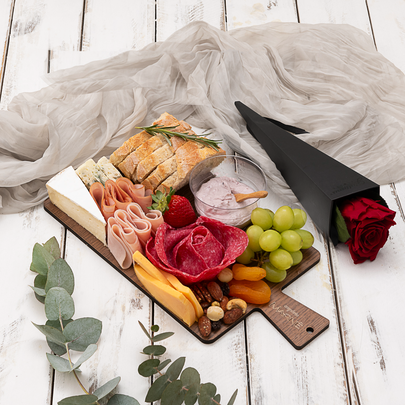 Tábua de Queijos e Frios com Vinho e Rosa Encantada