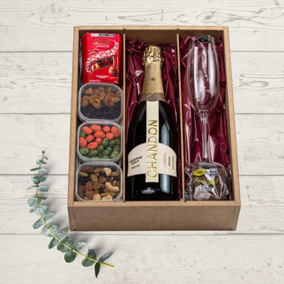 Cesta Romântica Premium com Chandon, Taça e Chocolates