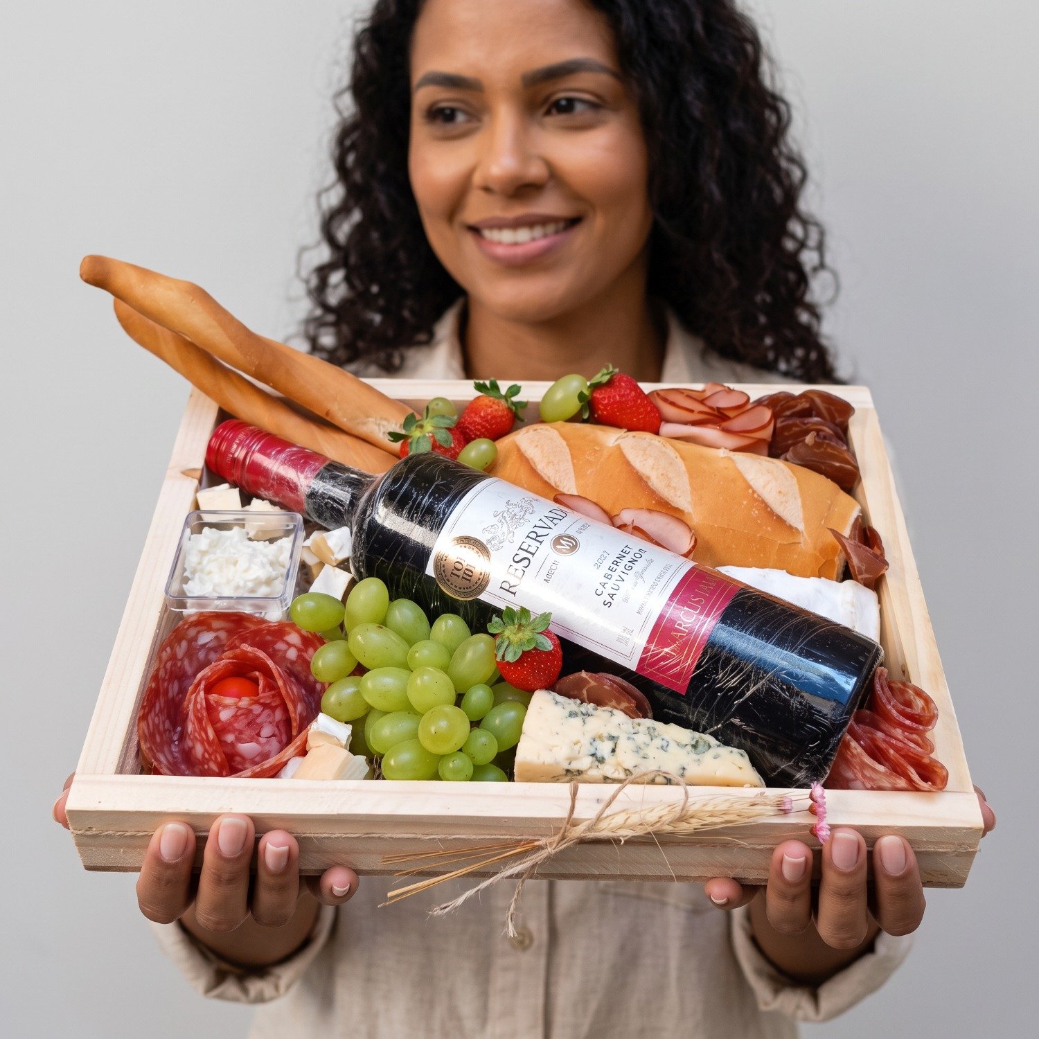 Cesta gourmet muito queijo, frutas e vinho importado