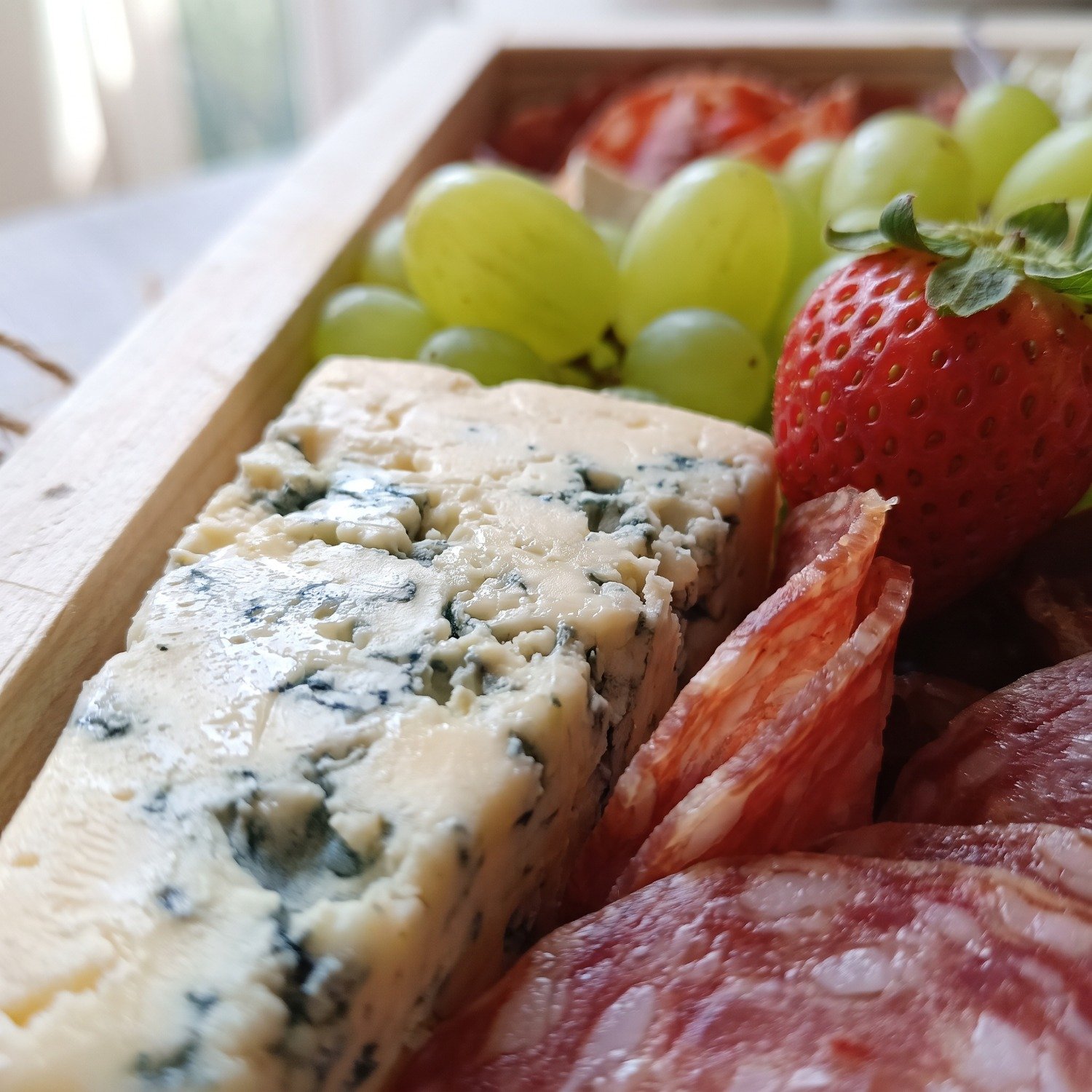 Cesta gourmet muito queijo, frutas e vinho importado