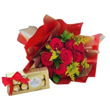 Buquê de 12 Rosas com Chocolates Ferrero 8un