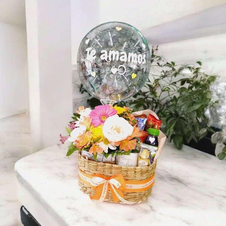 Linda cesta com flores e balão