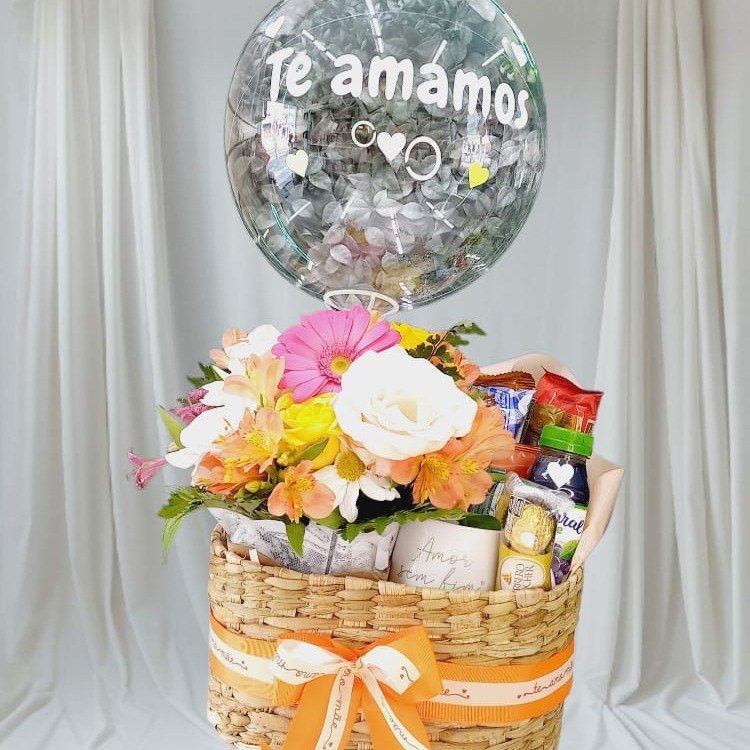 Linda cesta com flores e balão