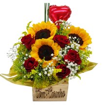 Arranjo Rústico de Girassol com Rosas Vermelhas