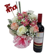 Arranjo delicadeza de rosas com vinho