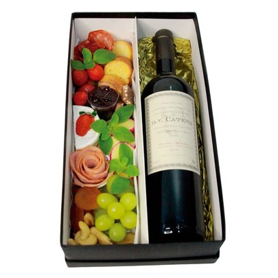Caixa com Vinho e Charcutaria
