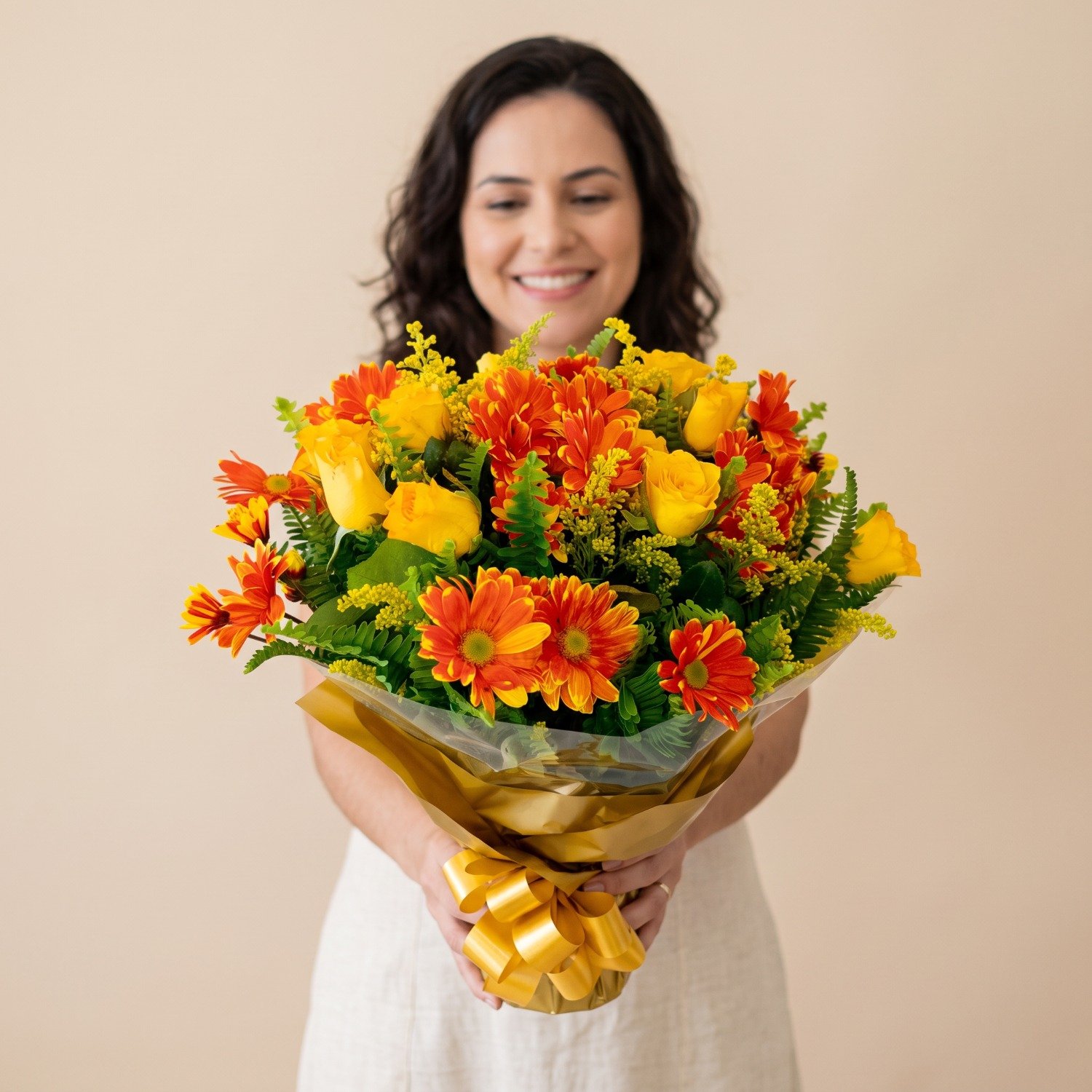 Buquê de Rosas Amarelas e Margaridas Laranjas 