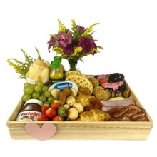 Cesta de Café da Manha Premium com Arranjo de Flores 