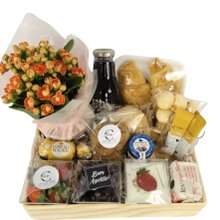 Cesta de Café Com Ferrero Rocher e Morangos 