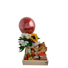 Cesta de Café da Manhã Parabéns com Flores