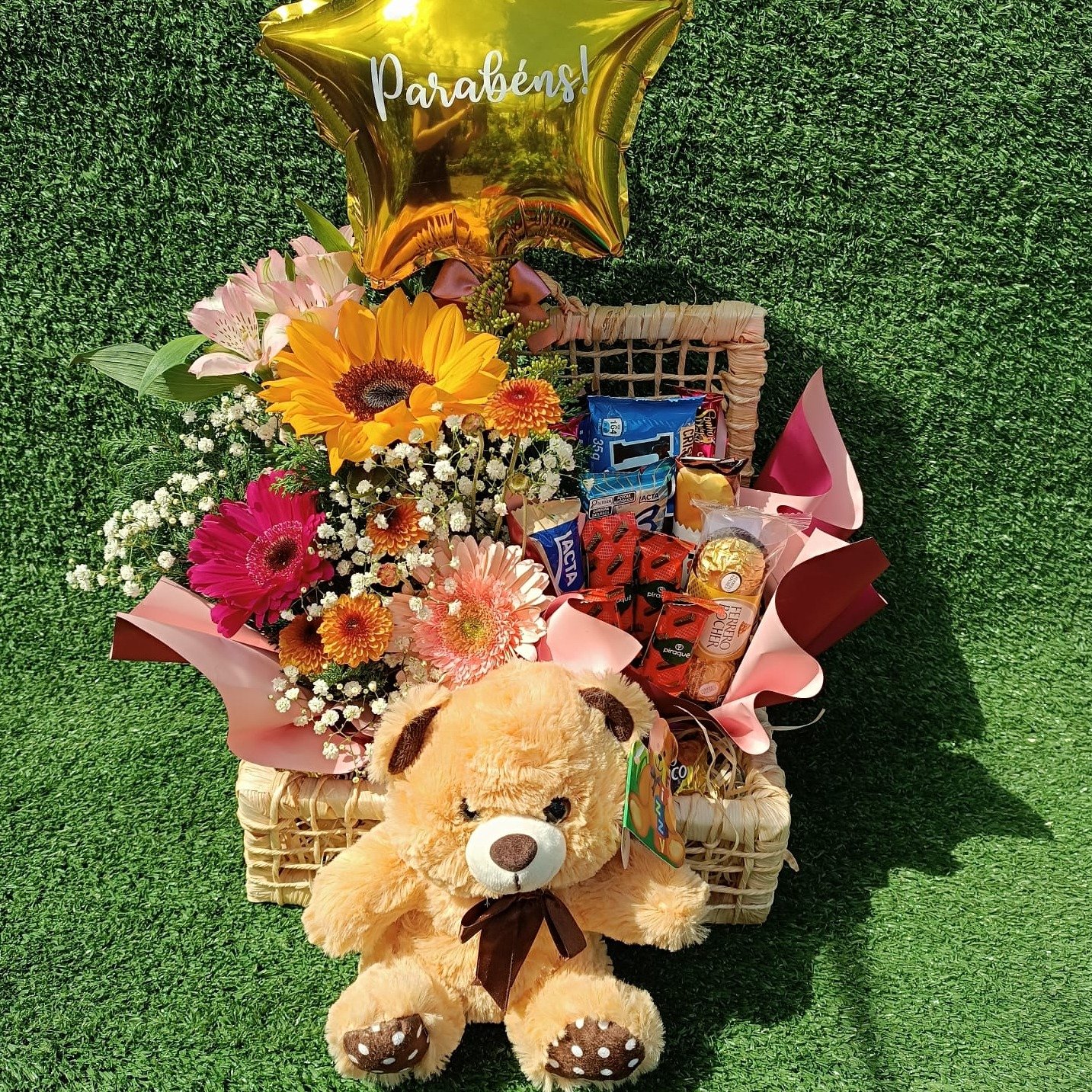 Cesta de Flores, Chocolates e Pelúcia