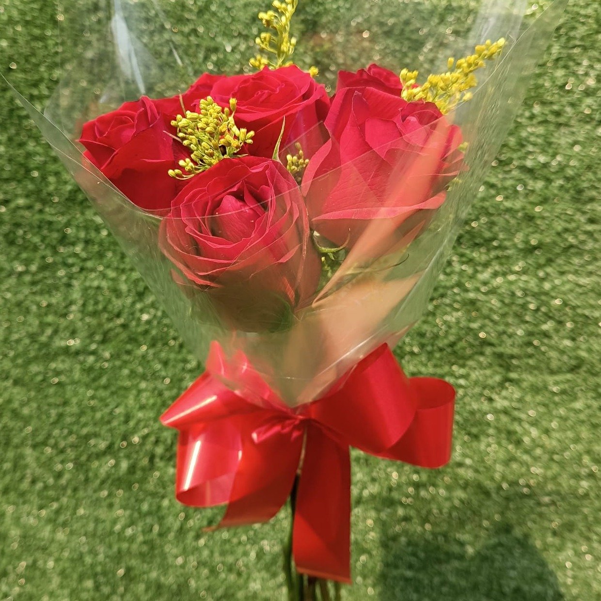 Buquê de 6 Rosas Vermelhas Lov'u