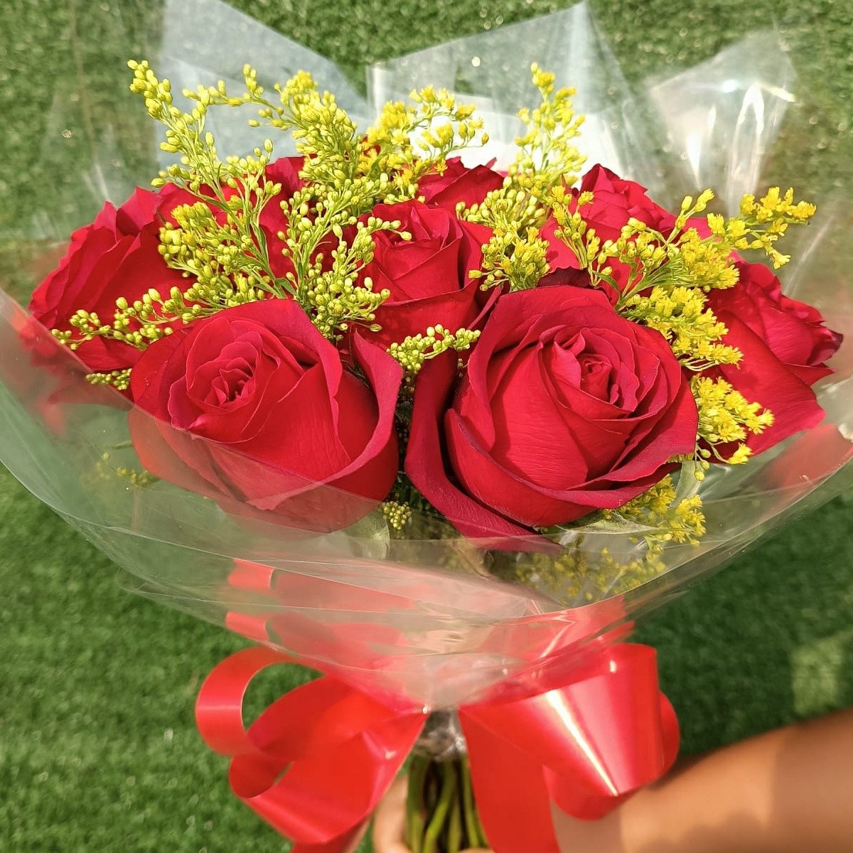 Buquê de 12 Rosas Vermelhas Lov'u