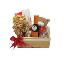 Cesta Presente Especial Mini Vinho, Rafaelo e Pelúcia