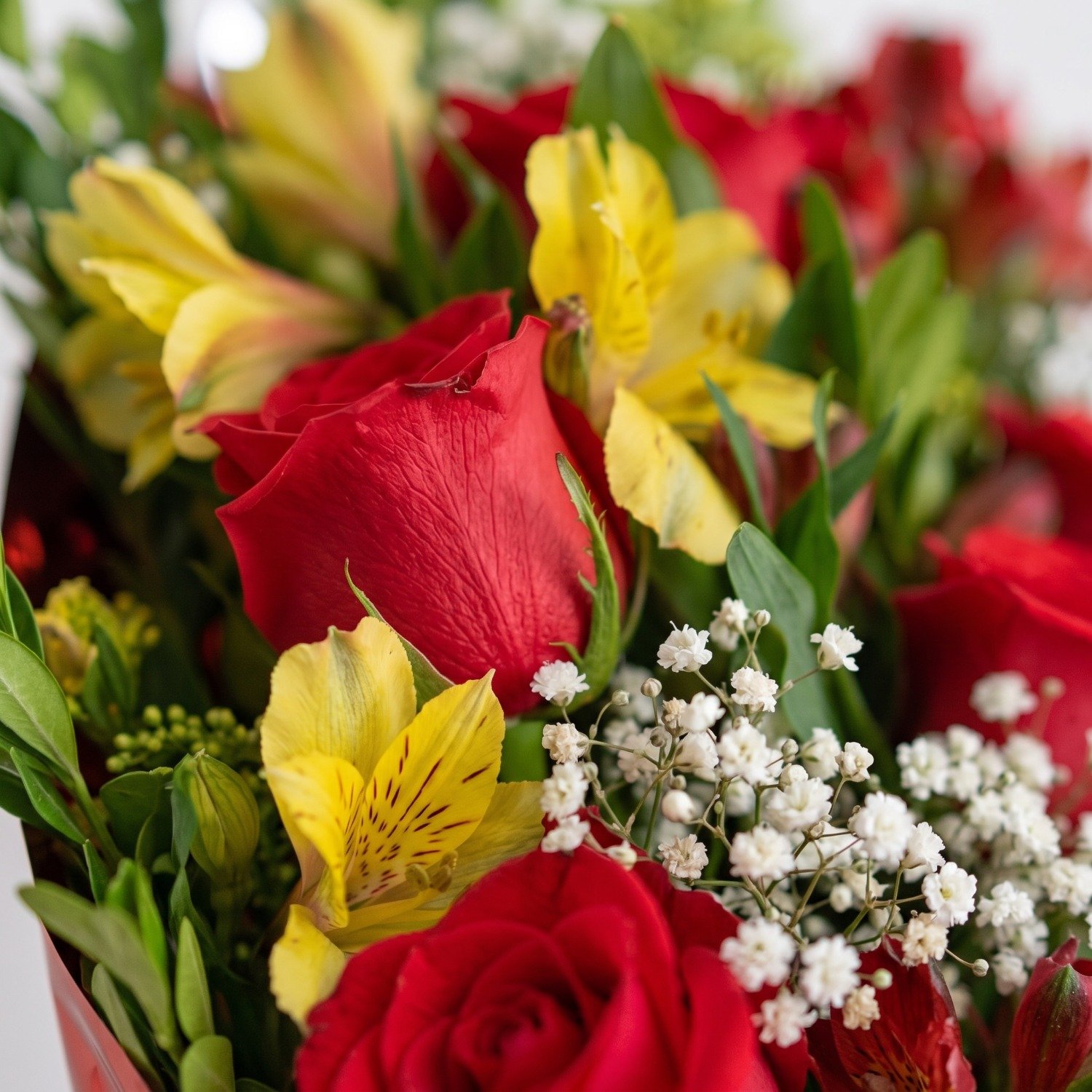 Ramalhete de Rosas e Astromélia 