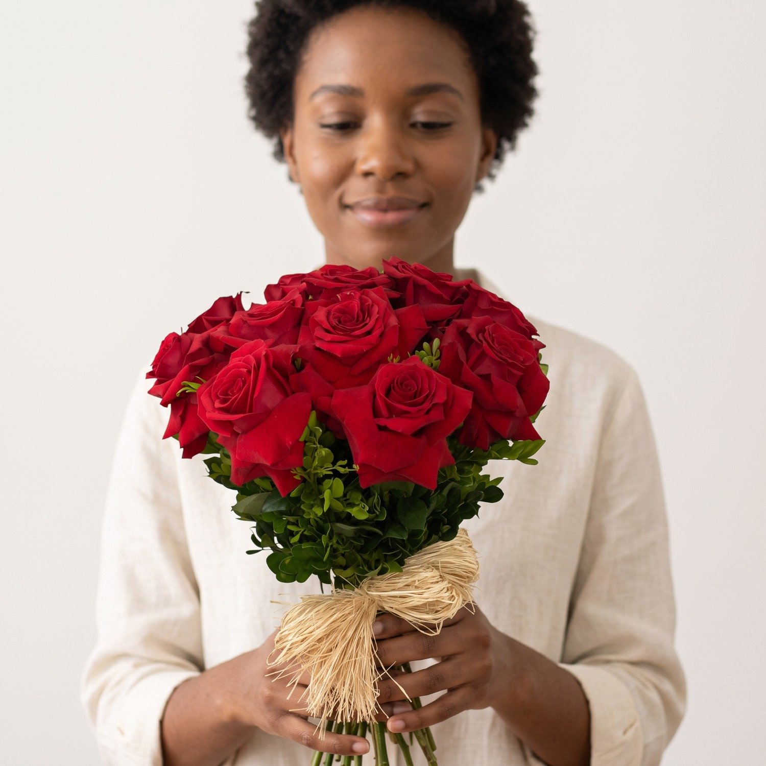 buquê com 12 rosas colombianas 