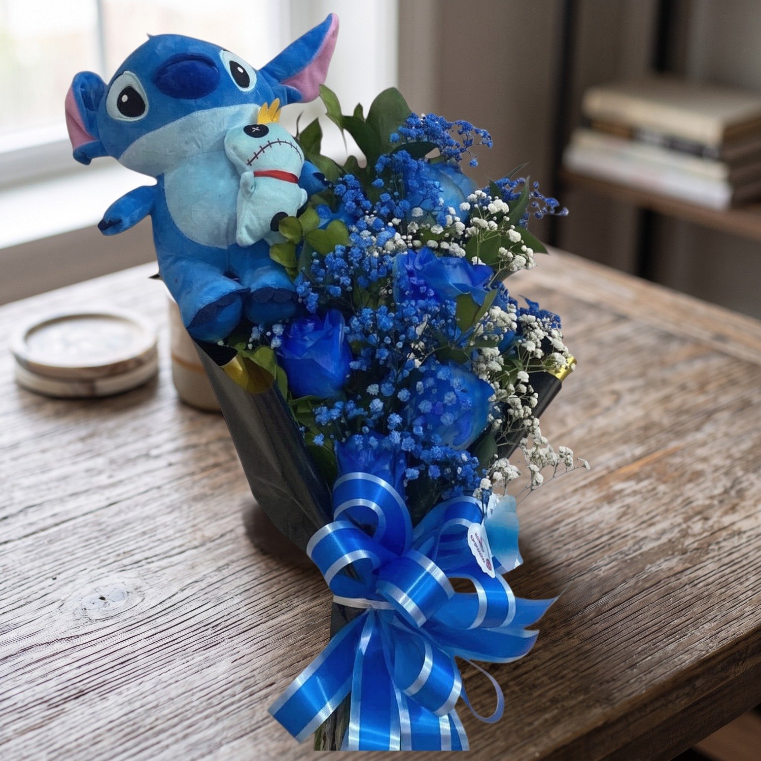 Ramalhete com 08 Rosas Azul e Stitch