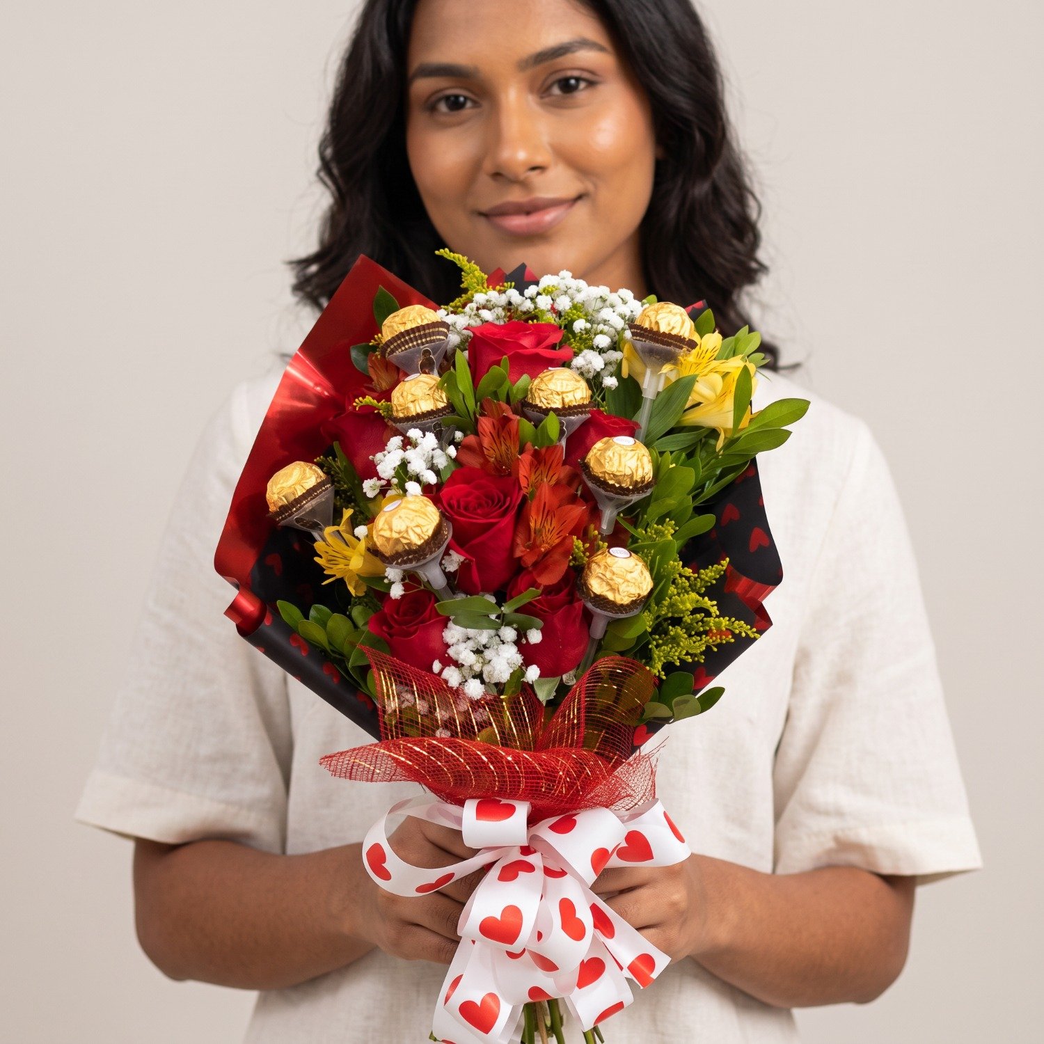 Buquê Luxuoso de Rosas Vermelhas com Chocolates 