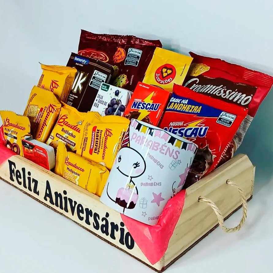 Cesta de Aniversário Média Com Caneca