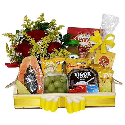Cesta Média Pães Frios Frutas e Arranjo de Rosas
