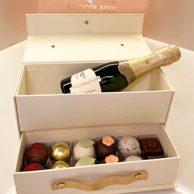 Maleta com Chadon e 12 Doces Lu Chocolates