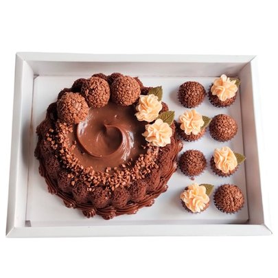 Caixa Vitrine com Bolo Brigadeiro e Doces