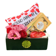 Cesta Romântica com Chocolates, Rosas e Almofada
