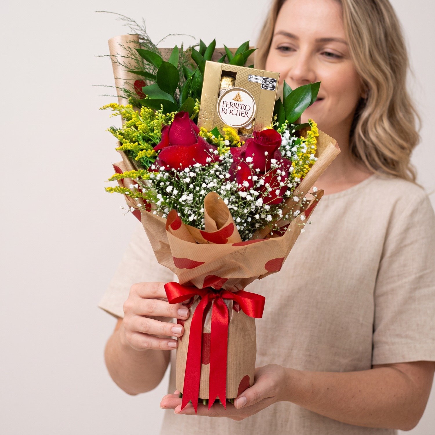 Buquê Romântico com Rosas e Ferrero Rocher