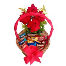 Cesta de chocolate com rosas