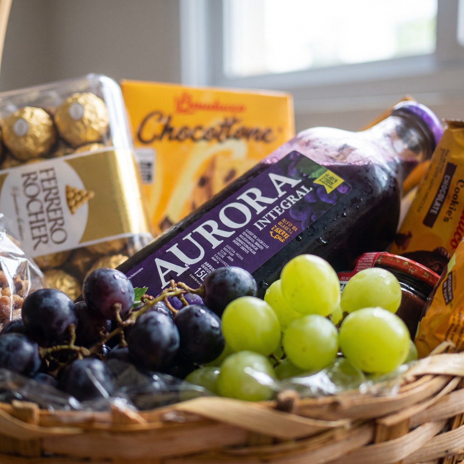 Cesta de Frutas, Chocolates e Chocotone 