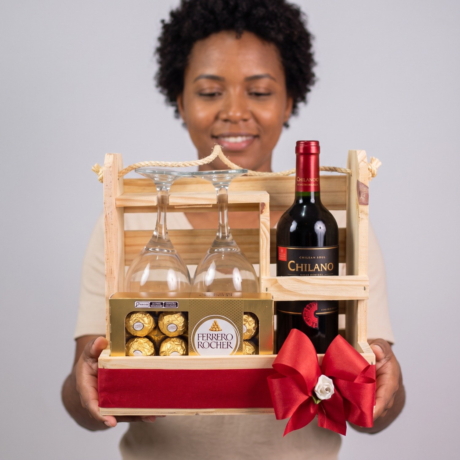 Cesta Romântica com Vinho, Taças e Bombons