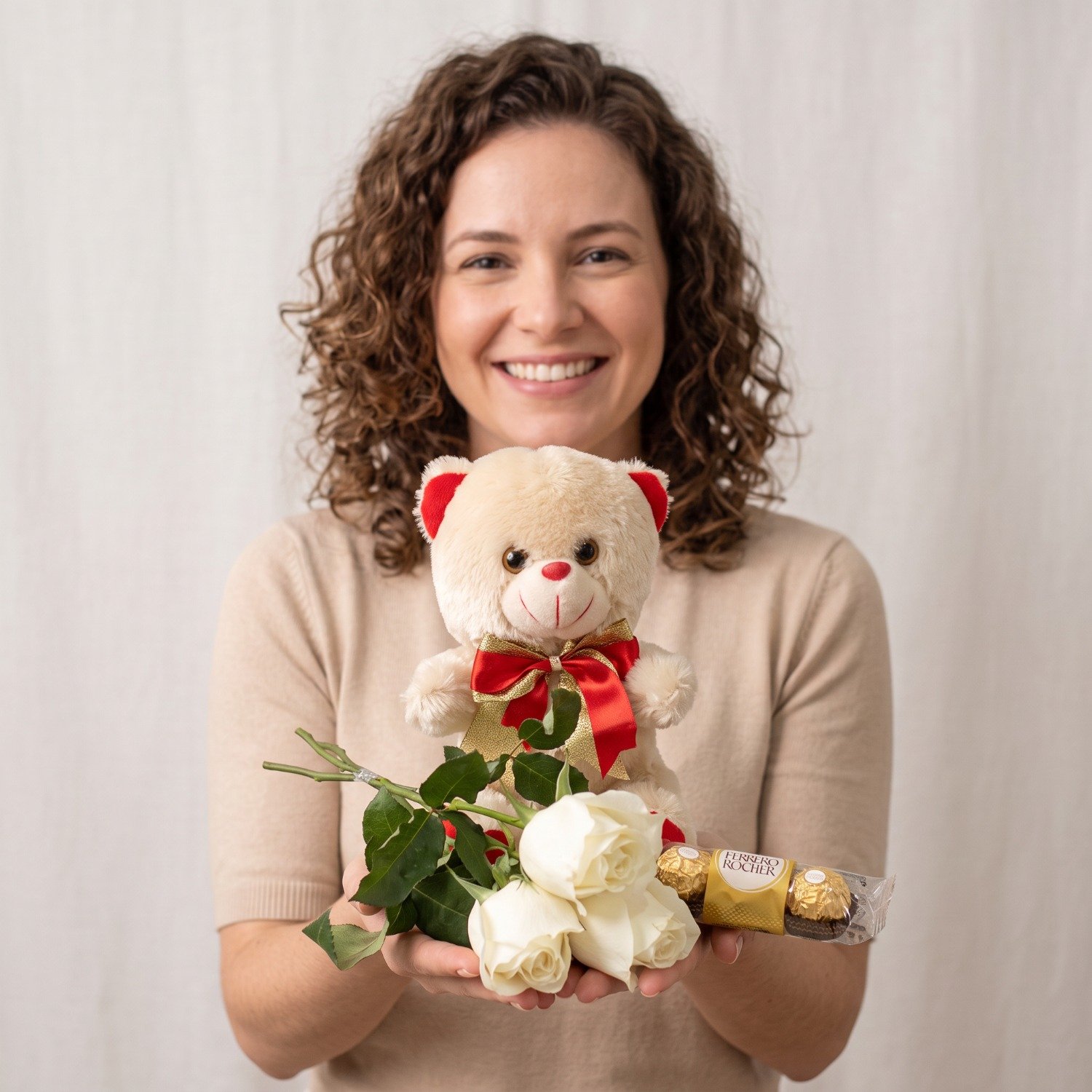 3 Rosas com Ferrero Rocher e Pelúcia