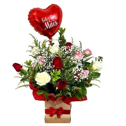Arranjo com 12 Rosas Coloridas e Balão Dia das Mães
