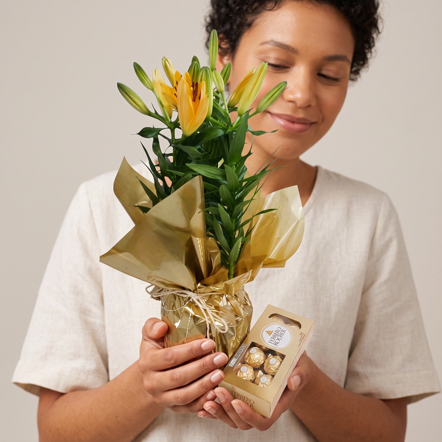 Lírio Amarelo Plantado em Vaso com Ferrero Rocher