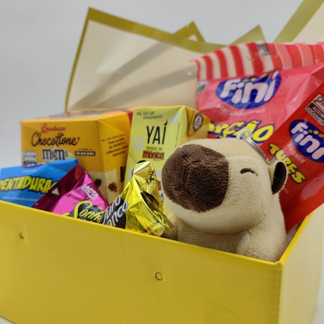 Cesta de Doces Fini com Chaveiro para Criança