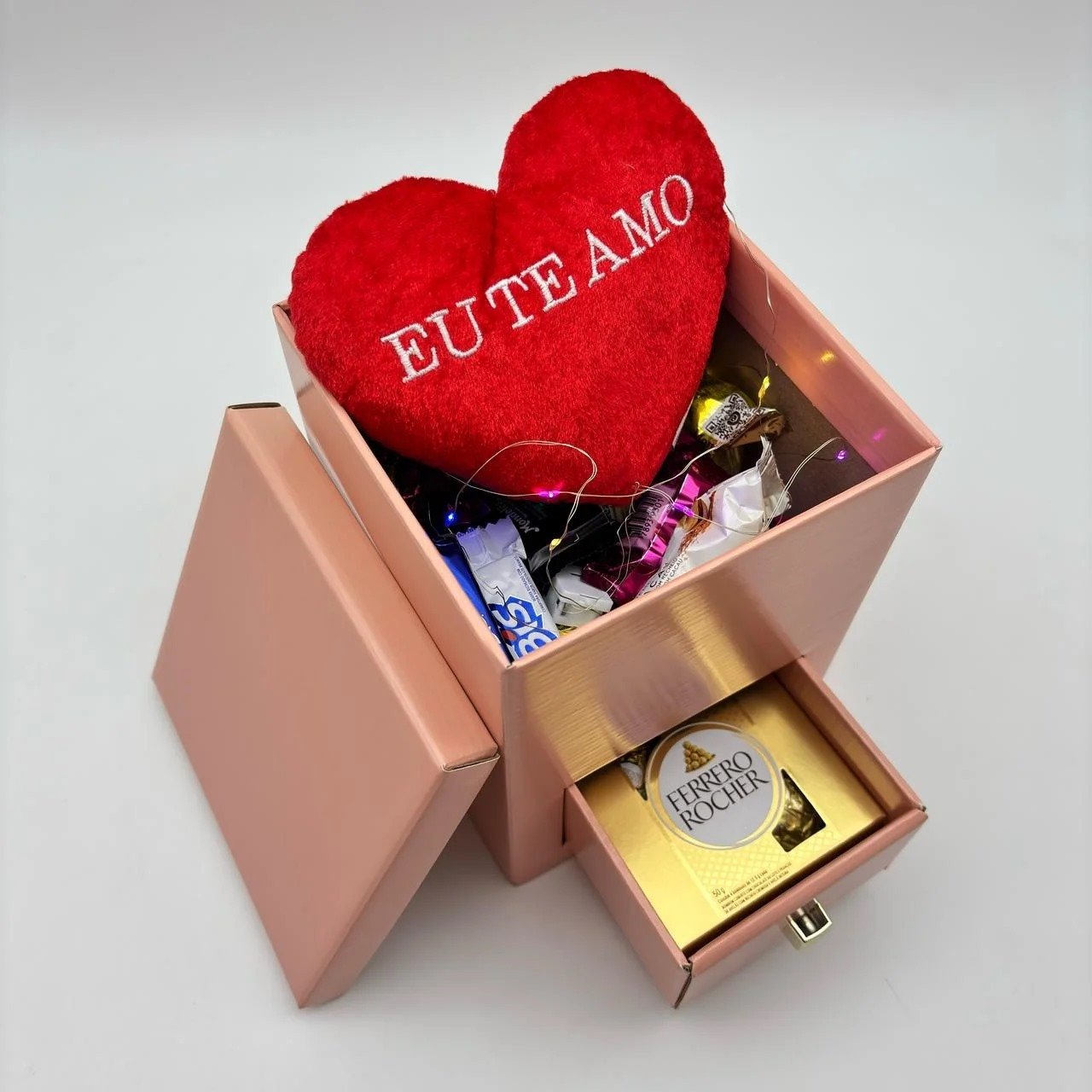 Caixa Criativa com Almofada de Coração e Chocolate Led