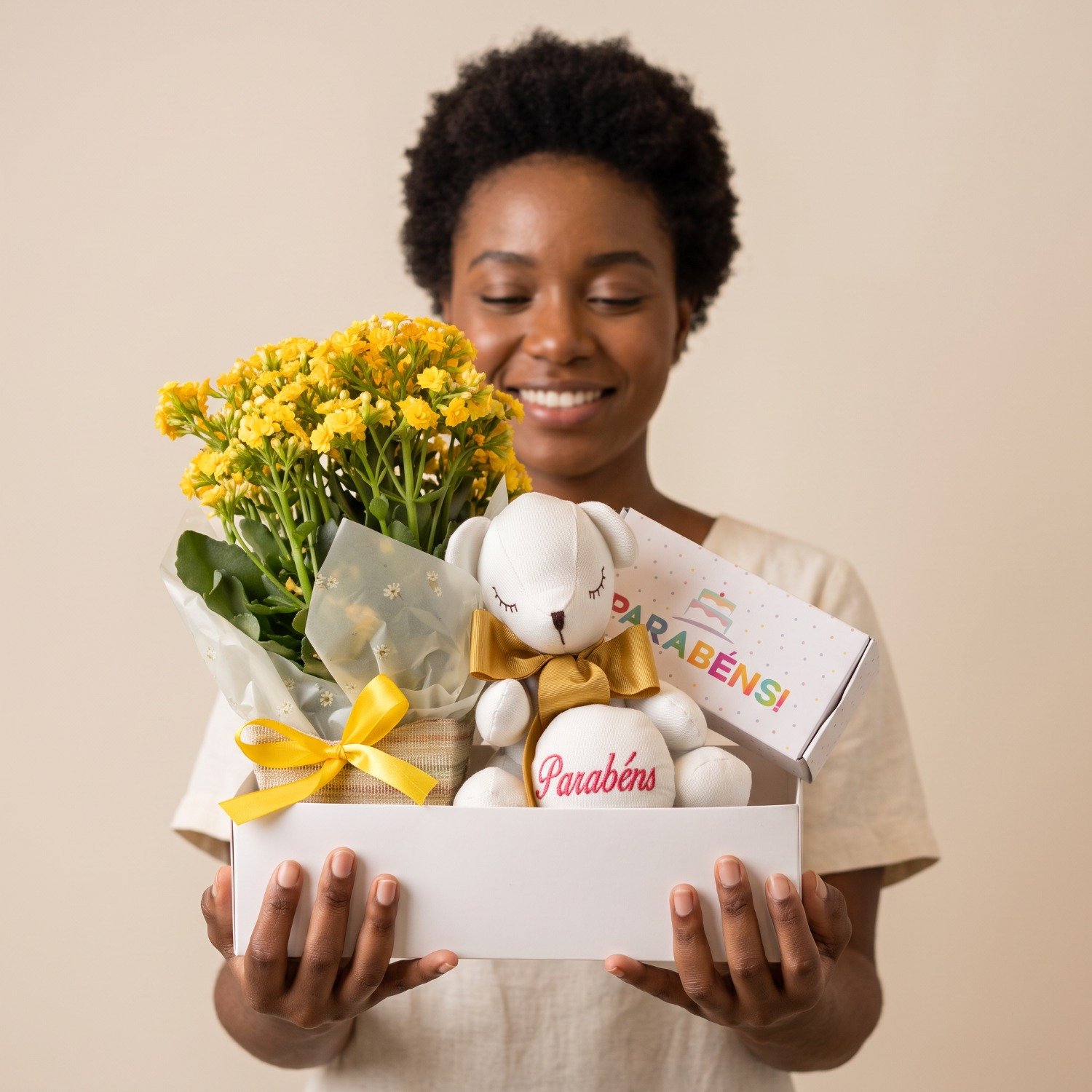 Cesta de Aniversário: Flores, Brigadeiros e Pelúcia