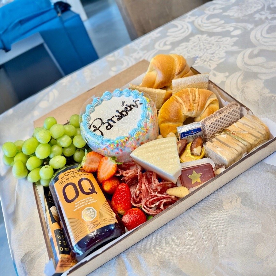 Cesta de Café da Manhã com Bento Cake Decorado e Mini 